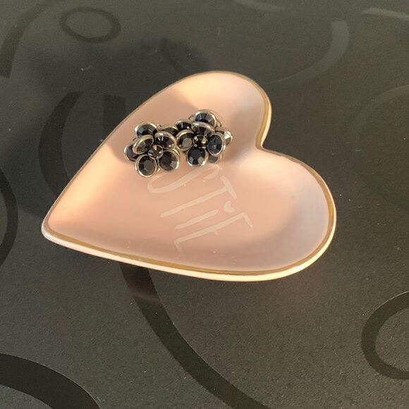 GUC black flower gem stone earrings! - Picture 1 of 3
